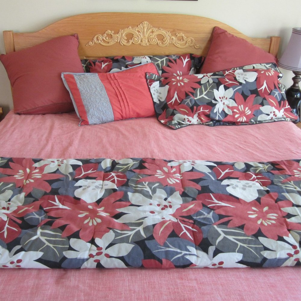 King Size Comforter & 2 shams. Reversible. Floral. - Picture 2 of 7